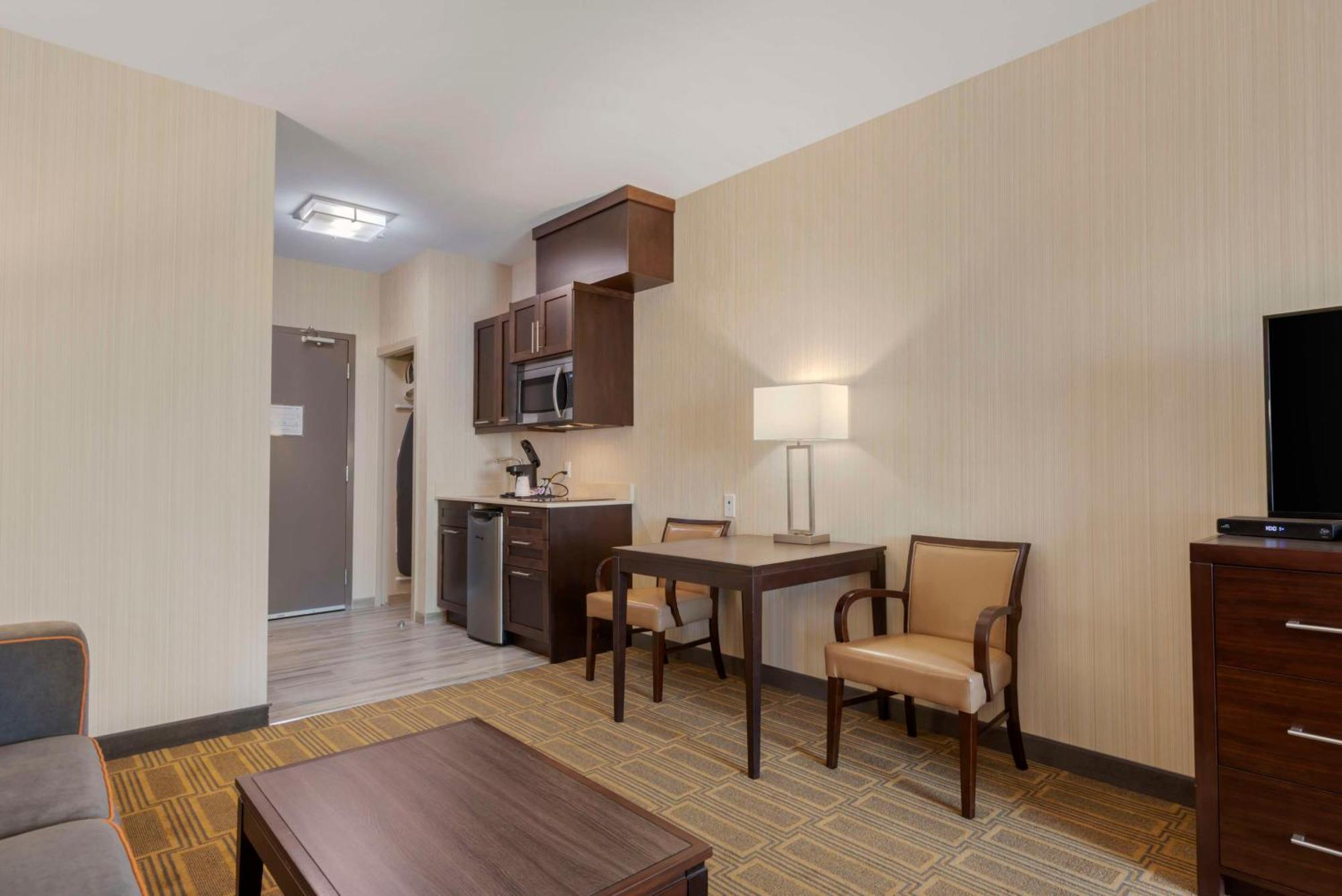 Best Western Plus Chateau Fort St. John Esterno foto